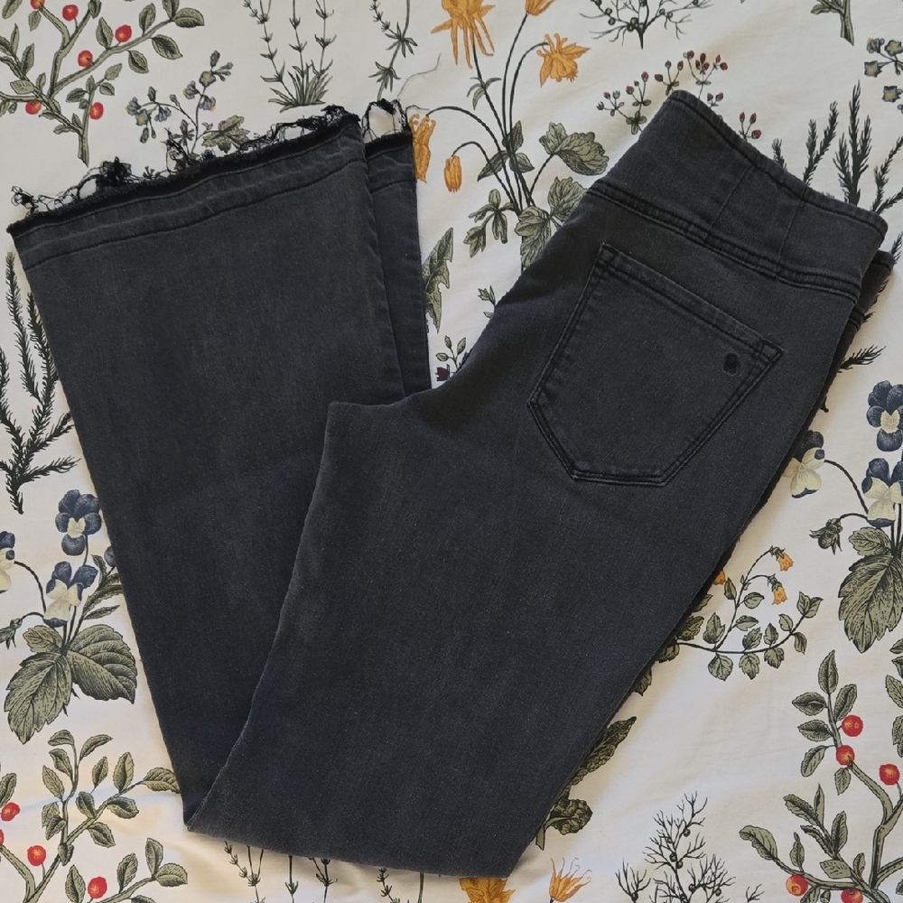 Jessica SIMPSON Flared Jeans in Faded Black~ Pull-On, 30x31, Stretchy, Mid-Rise